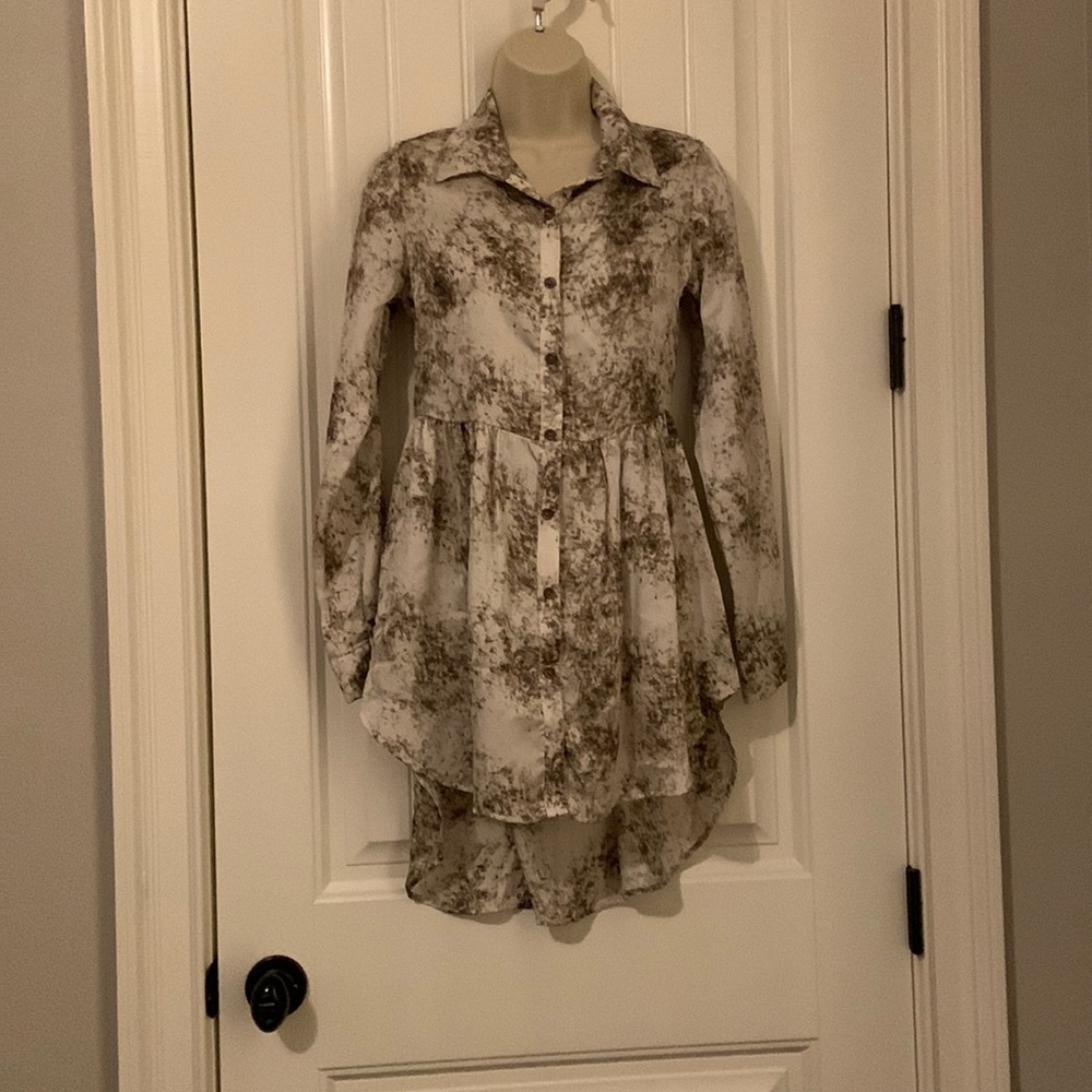 XS hi/lo abstract long sleeved tunic. Button up with open back detail.